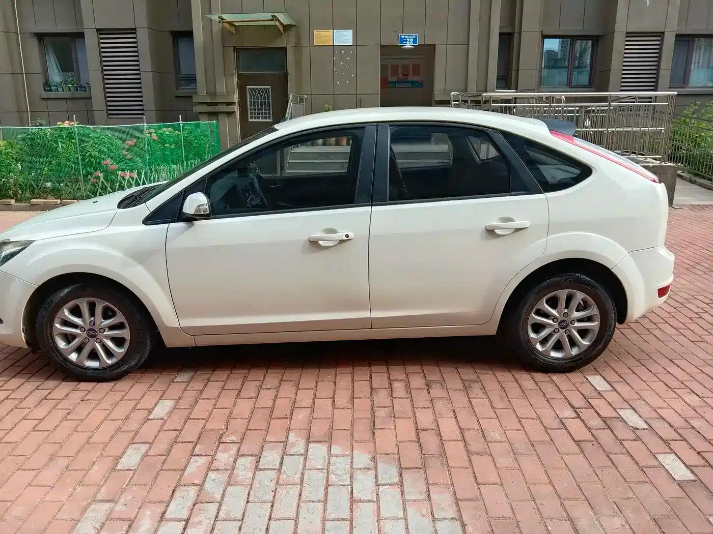 Ford Focus 2014 Hatchback Classic 1.8L Automatic Cool White Edition — миниатюра 3