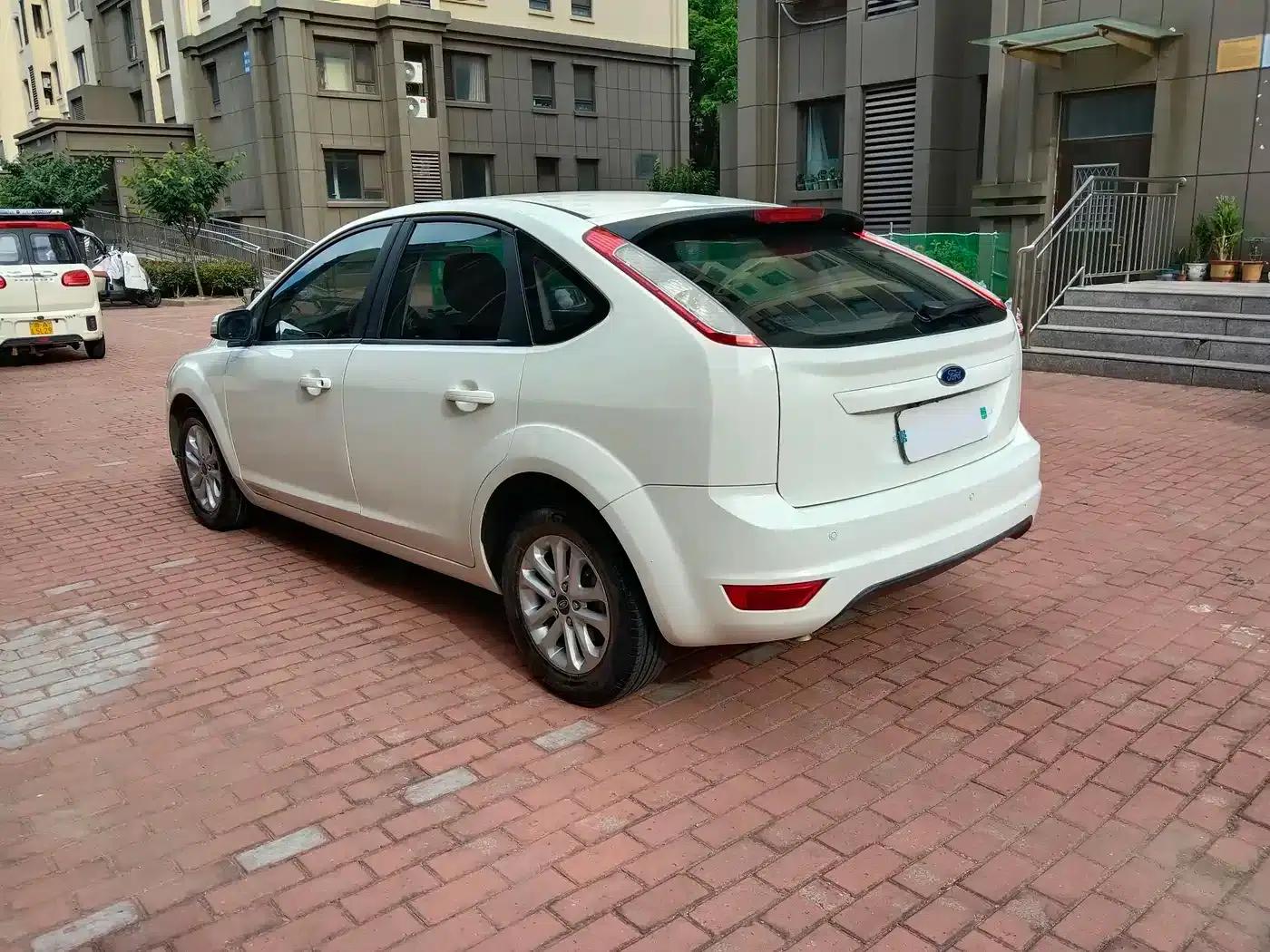 Ford Focus 2014 Hatchback Classic 1.8L Automatic Cool White Edition — миниатюра 4
