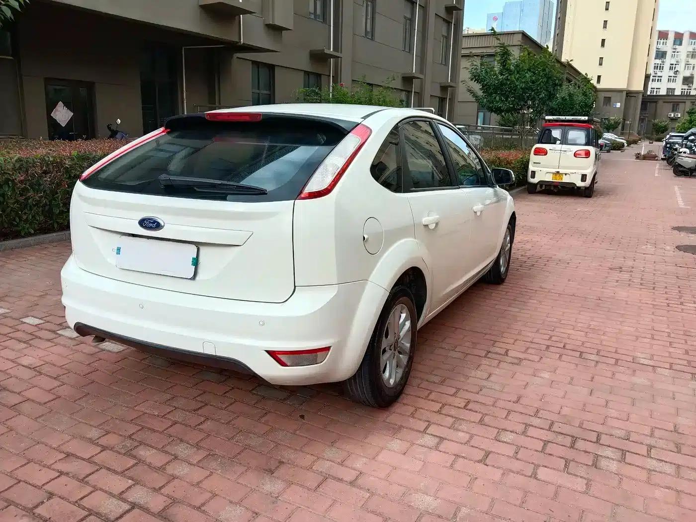 Ford Focus 2014 Hatchback Classic 1.8L Automatic Cool White Edition — миниатюра 6