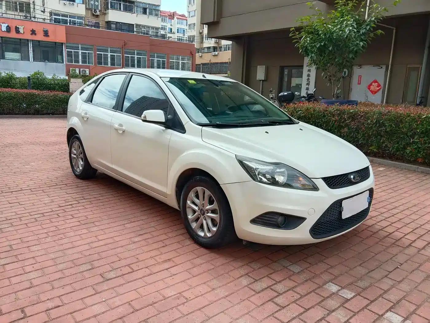 Ford Focus 2014 Hatchback Classic 1.8L Automatic Cool White Edition — миниатюра 8