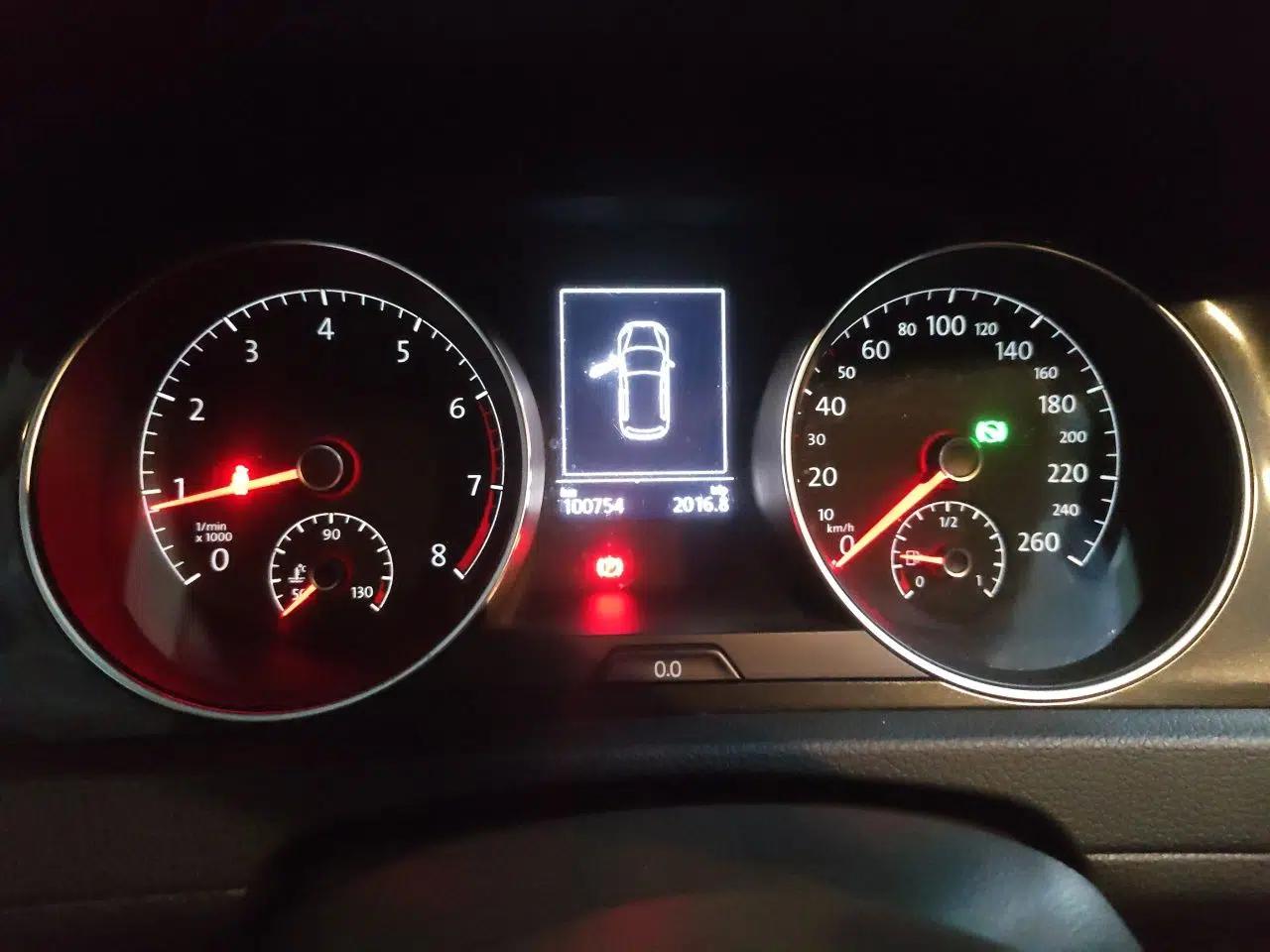 Volkswagen Golf 2017 1.6L Automatic Comfort Million-Vehicle Anniversary Edition — миниатюра 11