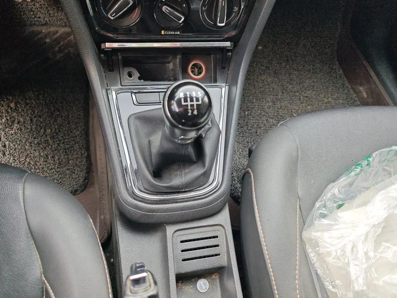 Volkswagen Bora 2017 1.6L Manual Comfort Model — миниатюра 14