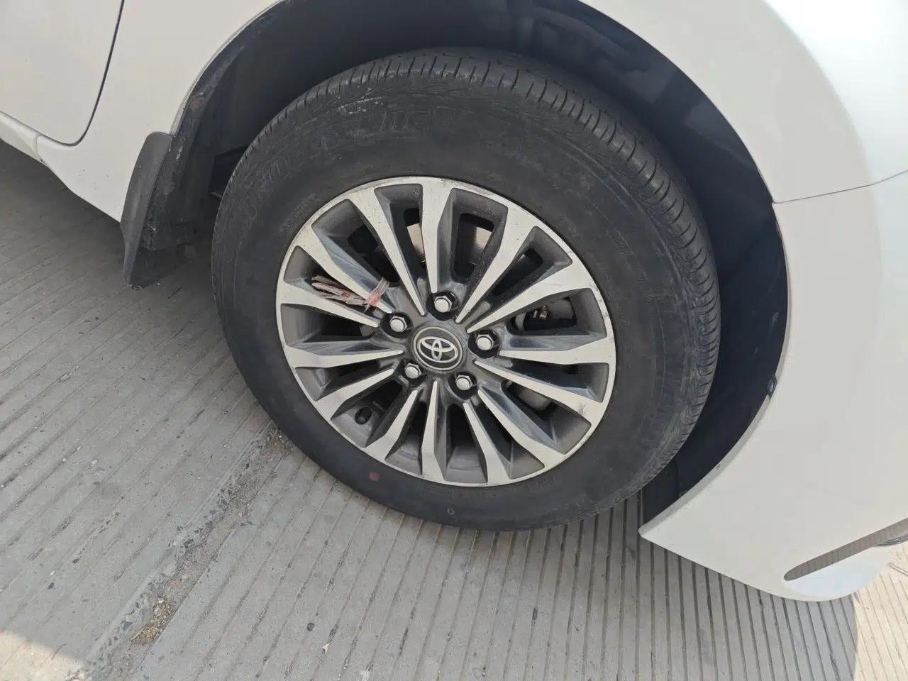 Toyota Corolla 2017 Revised Version 1.2T S-CVT GL — миниатюра 8