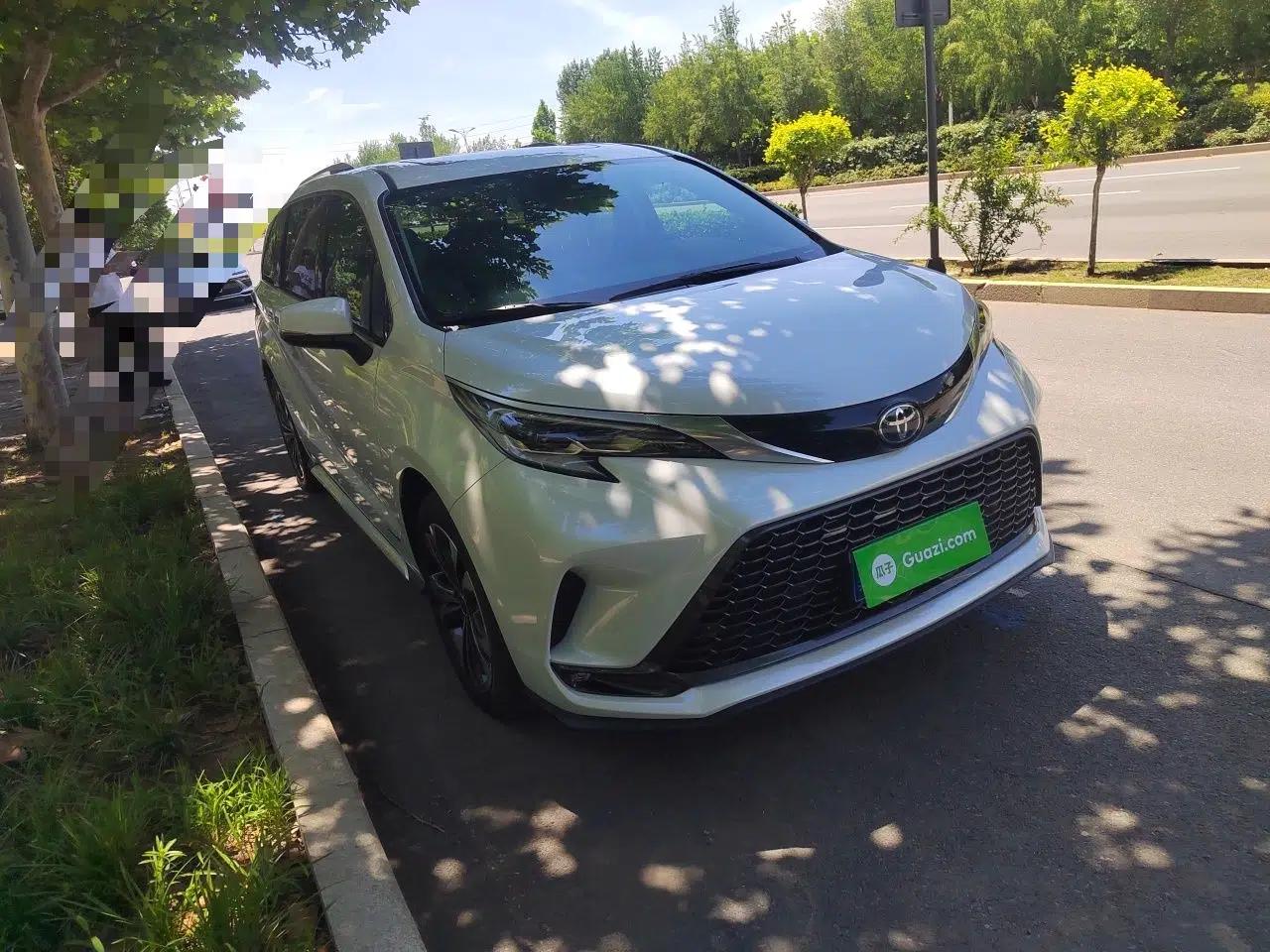 Toyota Granvia 2023 2.5L Hybrid Luxury Edition — миниатюра 3