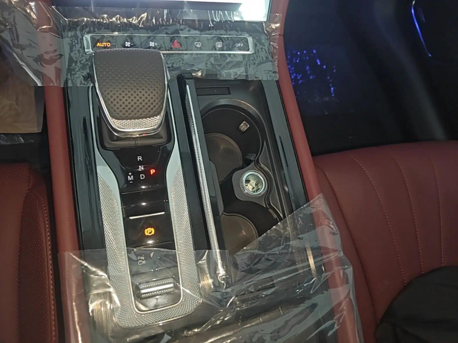 Hongqi H5 2025 2.0T Automatic Flag Edition – 500 000 Units Commemorative Version — миниатюра 21