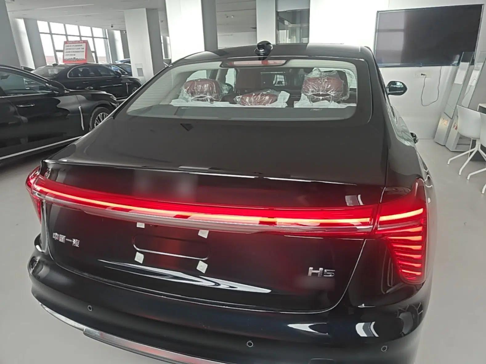Hongqi H5 2025 2.0T Automatic Flag Edition – 500 000 Units Commemorative Version — миниатюра 5