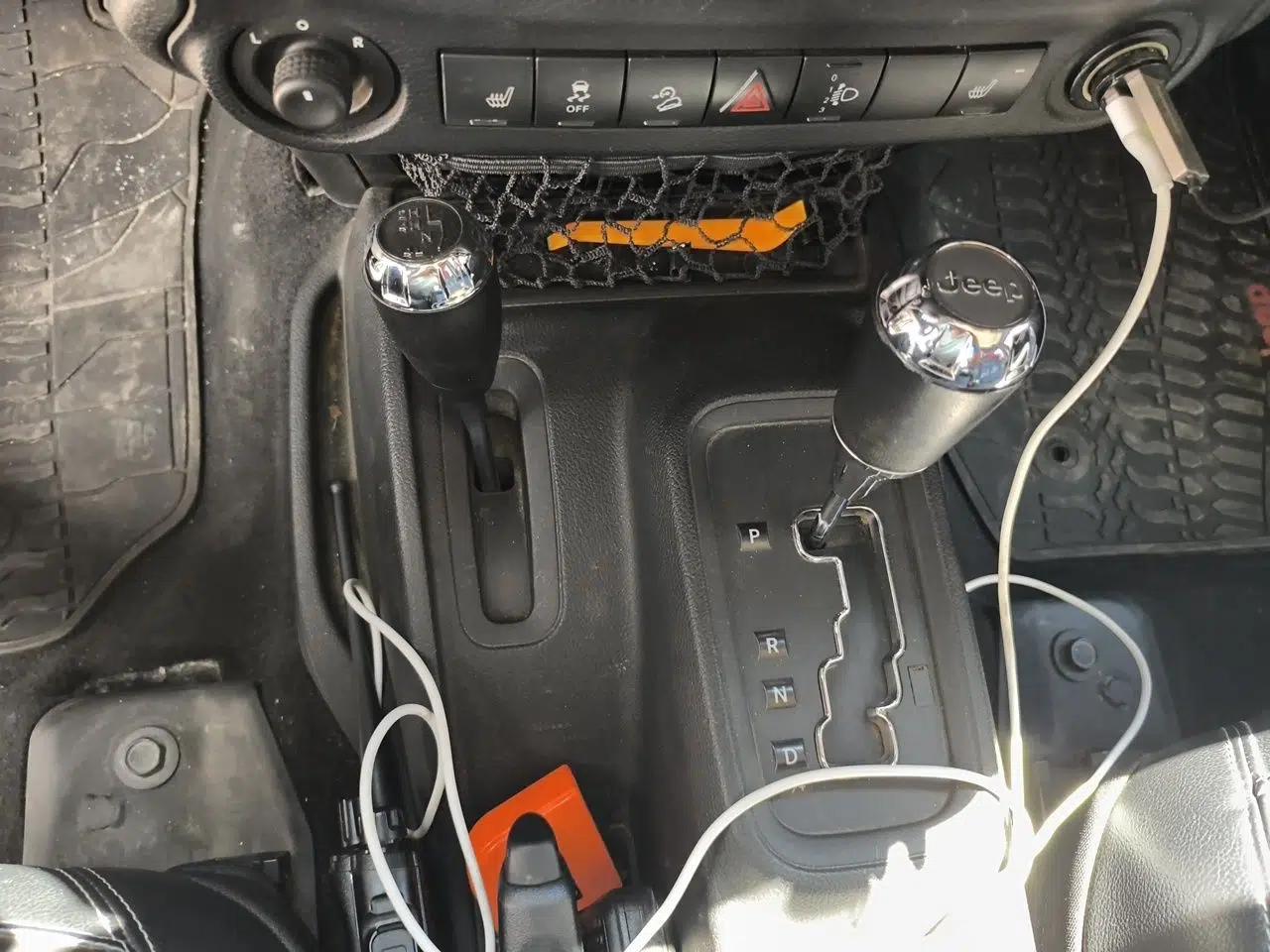 Jeep Wrangler 2015 3.0L Sahara Four-Door Edition — миниатюра 14