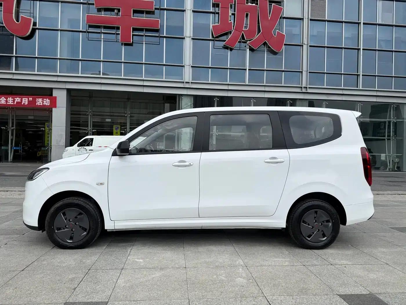 Wuling Hongguang New Energy 2025 Range-Extended Hybrid 50km Comfort Model — миниатюра 3