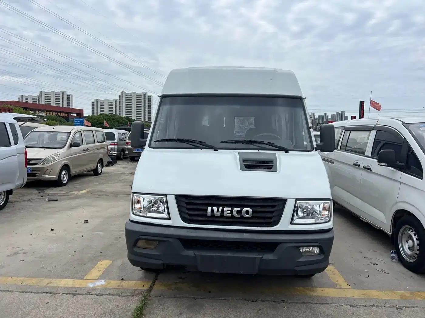 Iveco DeYi 2022 2.5T A37 M1 Bus, 5-9 Seats, Long Wheelbase, Mid-Roof, Dual Tires, Side Sliding Door — миниатюра 1