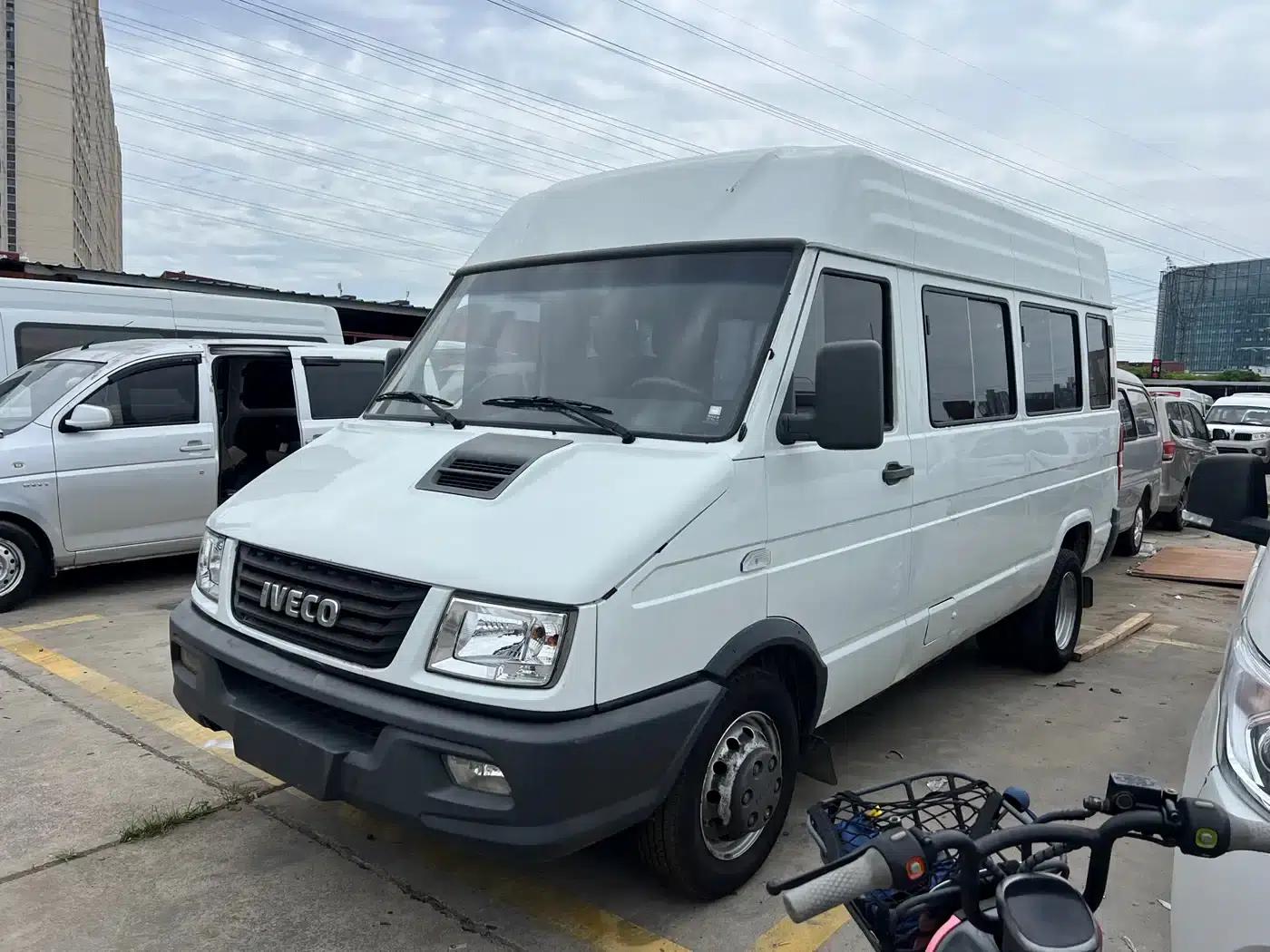 Iveco DeYi 2022 2.5T A37 M1 Bus, 5-9 Seats, Long Wheelbase, Mid-Roof, Dual Tires, Side Sliding Door — миниатюра 2