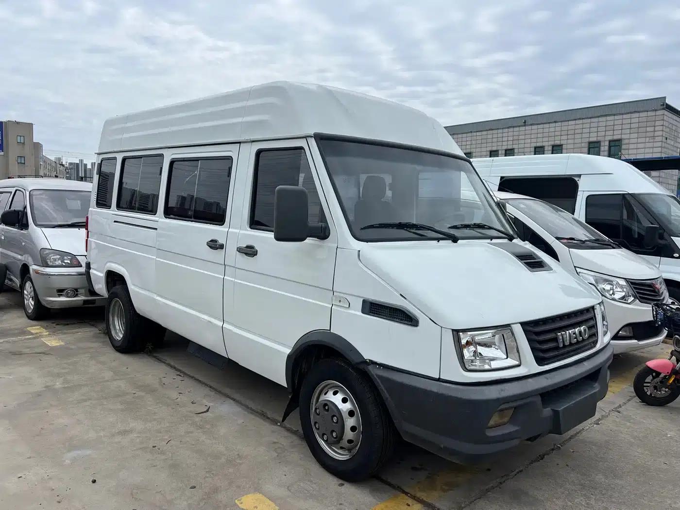 Iveco DeYi 2022 2.5T A37 M1 Bus, 5-9 Seats, Long Wheelbase, Mid-Roof, Dual Tires, Side Sliding Door — миниатюра 3