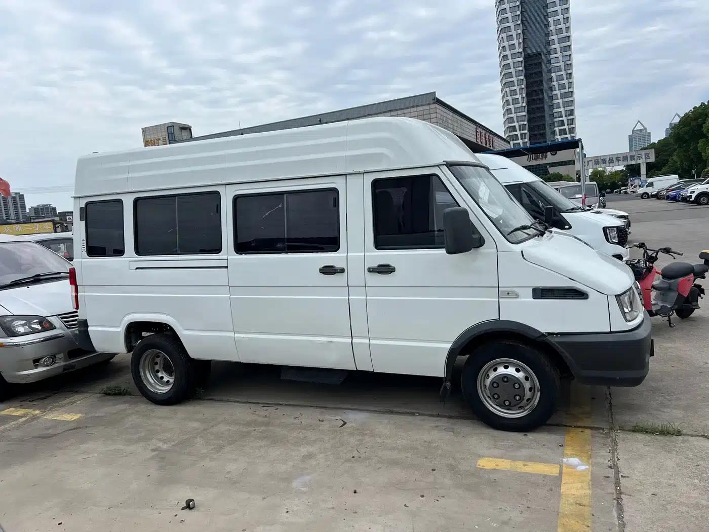Iveco DeYi 2022 2.5T A37 M1 Bus, 5-9 Seats, Long Wheelbase, Mid-Roof, Dual Tires, Side Sliding Door — миниатюра 4