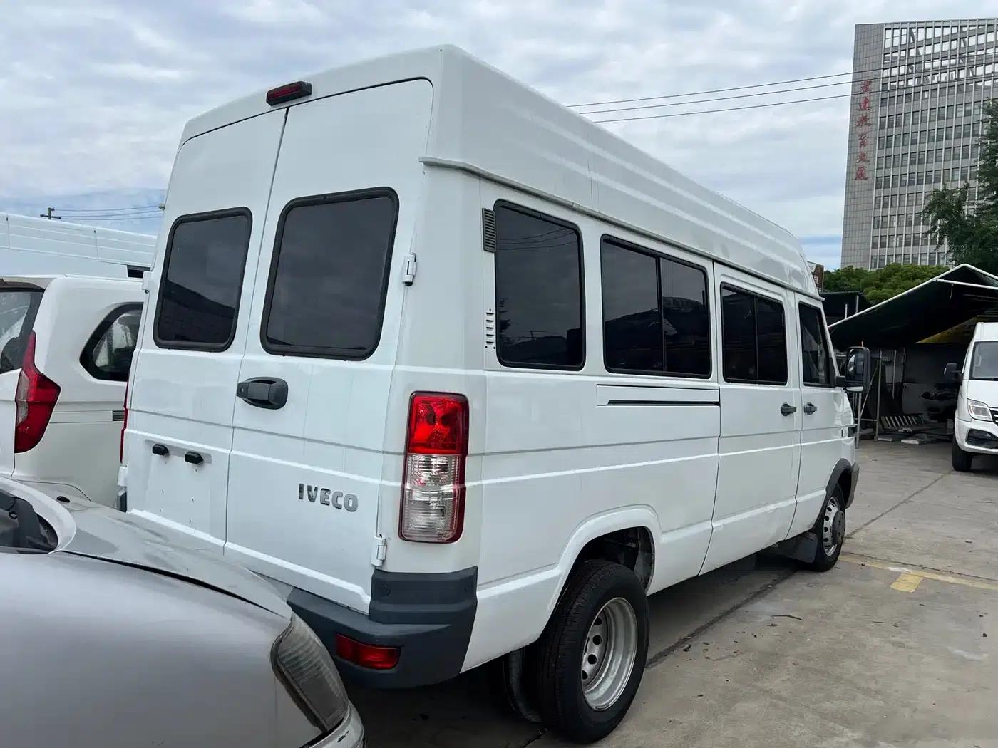 Iveco DeYi 2022 2.5T A37 M1 Bus, 5-9 Seats, Long Wheelbase, Mid-Roof, Dual Tires, Side Sliding Door — миниатюра 5