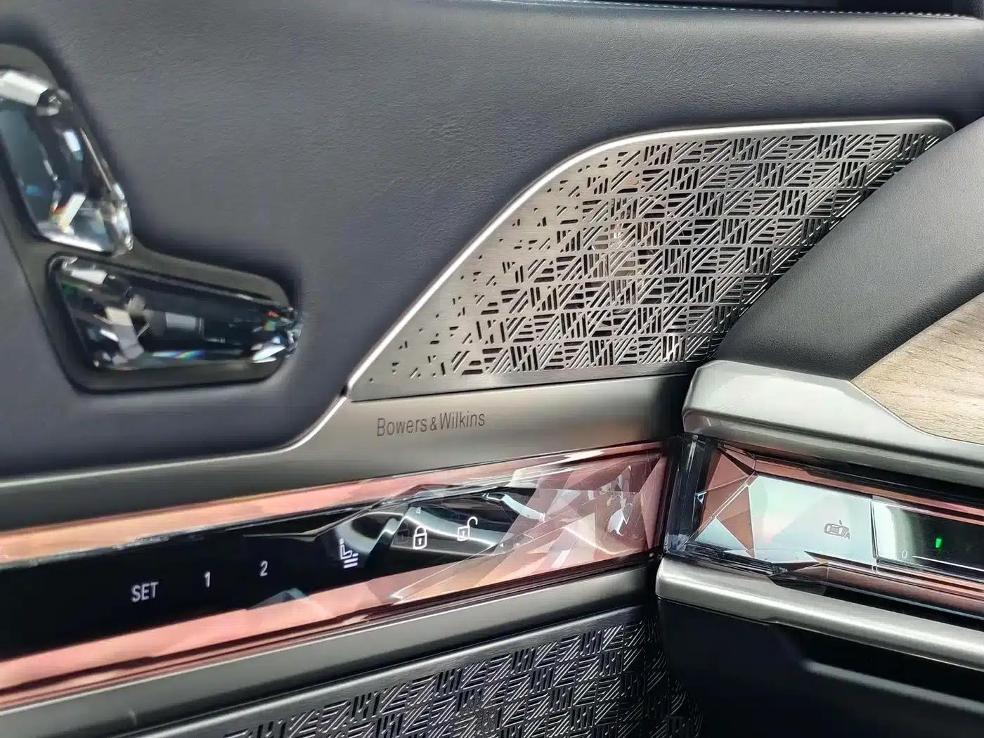 BMW i7 M70L 2023 Model — миниатюра 7