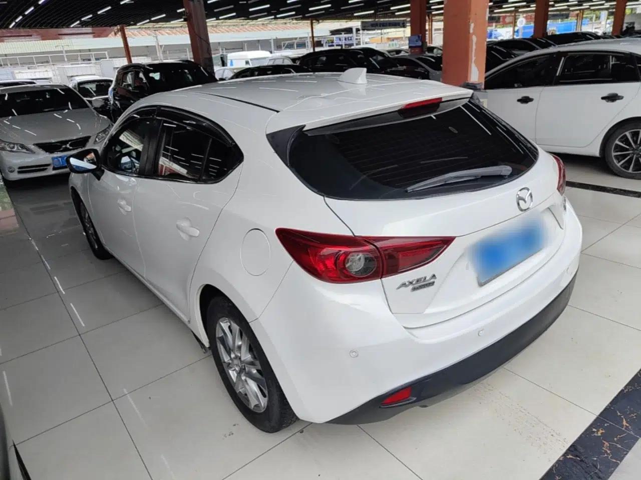 Mazda 3 Axela 2016 Hatchback 1.5L Automatic Comfort Model — миниатюра 4