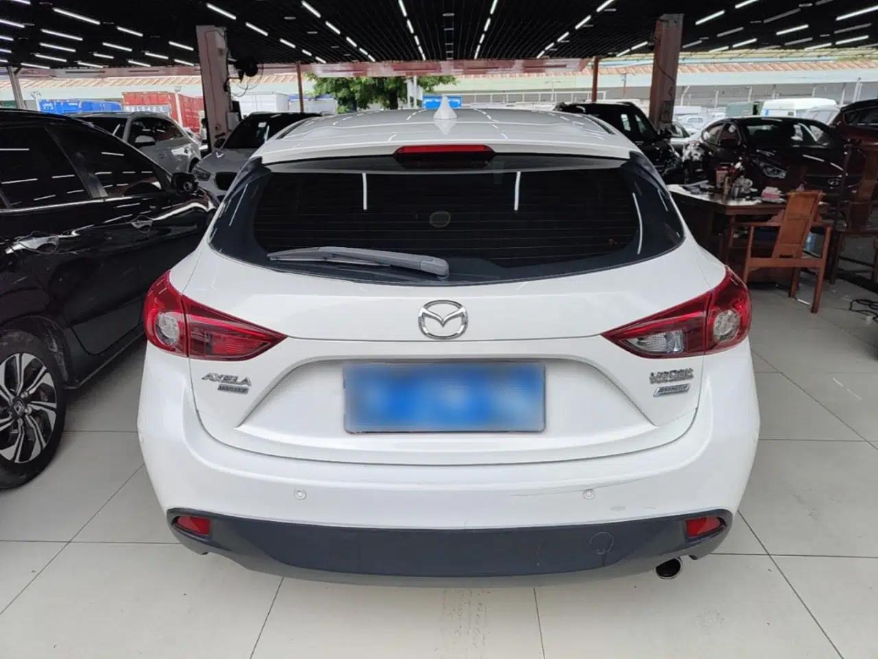 Mazda 3 Axela 2016 Hatchback 1.5L Automatic Comfort Model — миниатюра 5