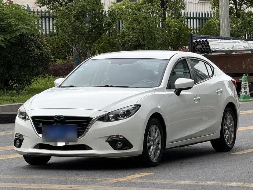 Mazda 3 Axela 2016 Sedan 1.5L Automatic Comfort Model — миниатюра 1