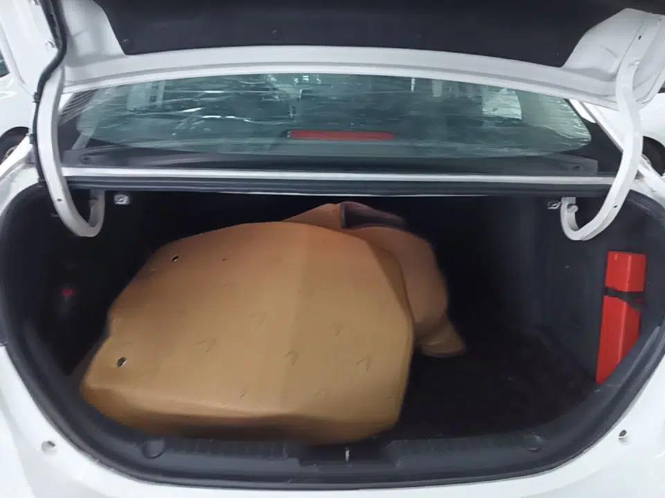 Mazda 3 Axela 2016 Sedan 1.5L Automatic Comfort Model — миниатюра 29