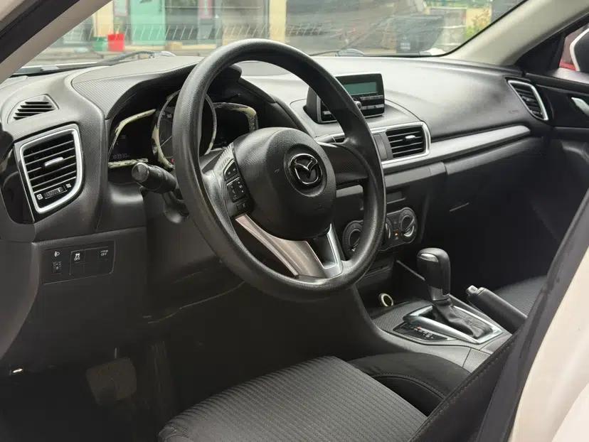 Mazda 3 Axela 2016 Sedan 1.5L Automatic Comfort Model — миниатюра 31
