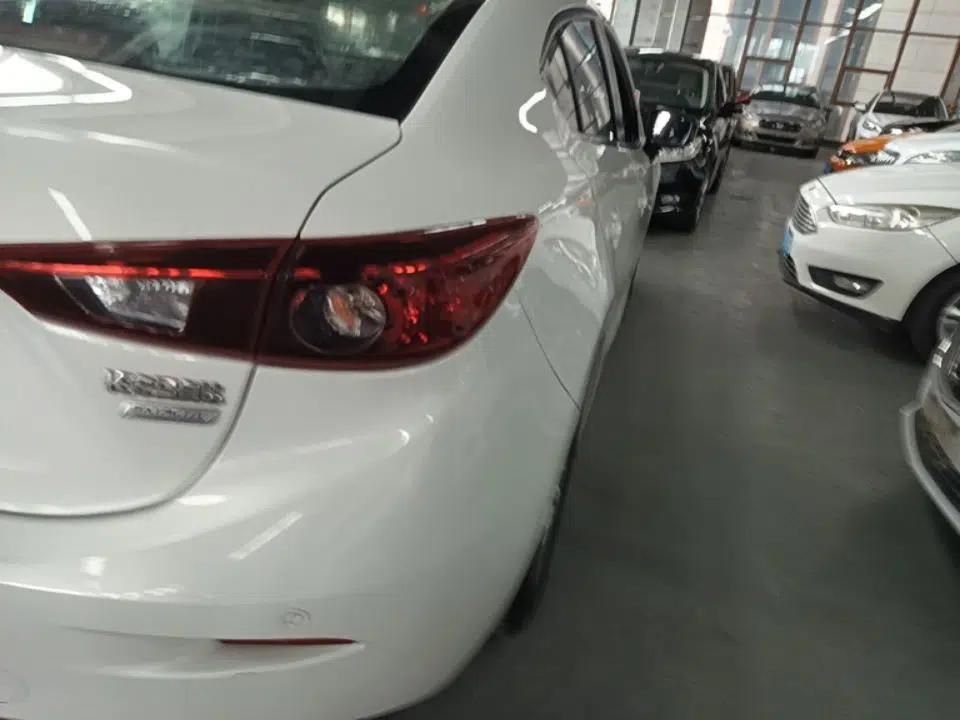 Mazda 3 Axela 2016 Sedan 1.5L Automatic Comfort Model — миниатюра 9