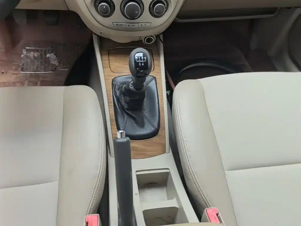 Buick Excelle 2015 1.5L Manual Classic — миниатюра 14