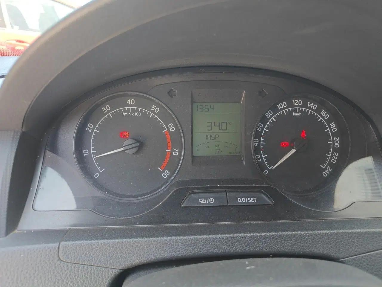 Skoda Rapid 2016 1.4L Manual Front-Wheel Drive Model — миниатюра 11