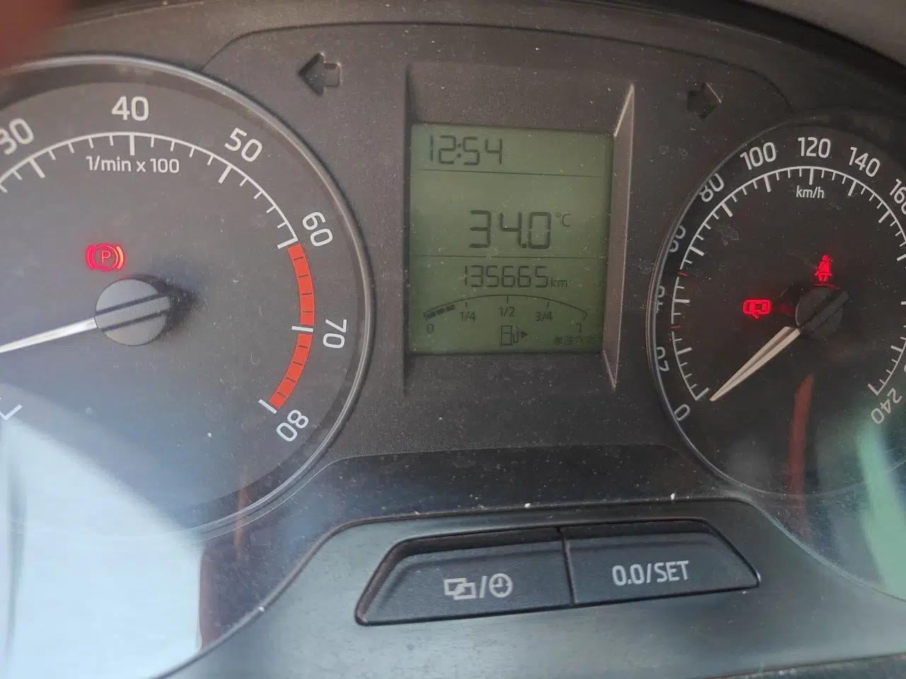 Skoda Rapid 2016 1.4L Manual Front-Wheel Drive Model — миниатюра 12