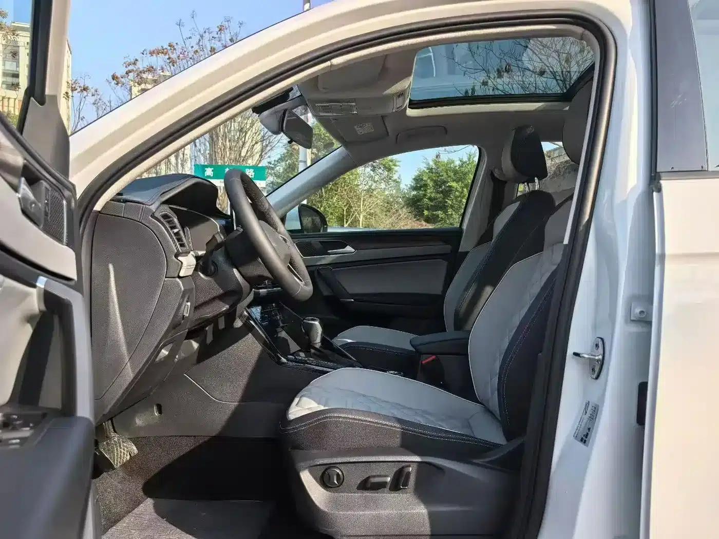Tayron 2026 Model 30 Million Unit Selection Edition 300TSI — миниатюра 4