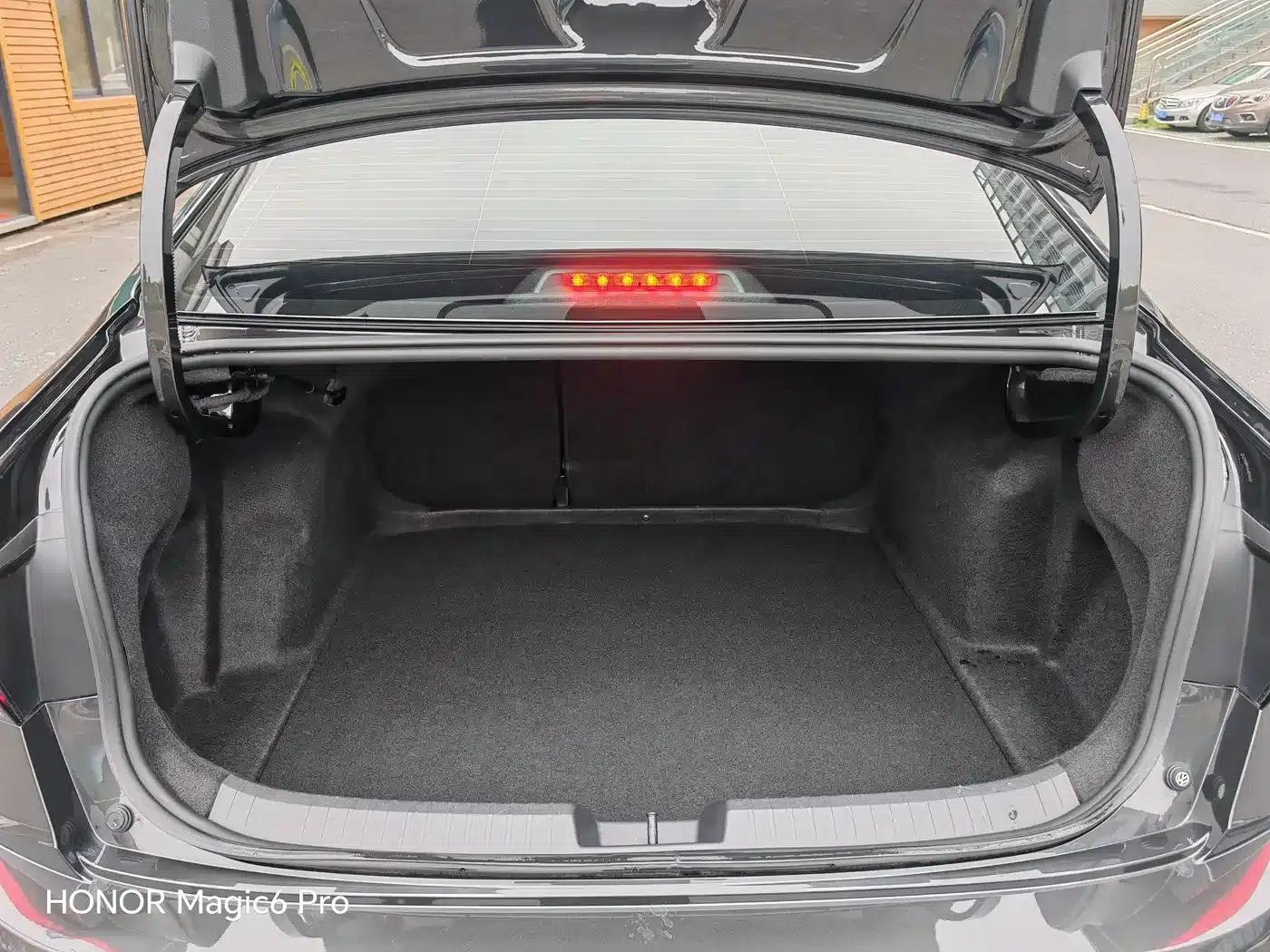 2023 Volkswagen Sagitar 300TSI DSG Super Edition — миниатюра 18