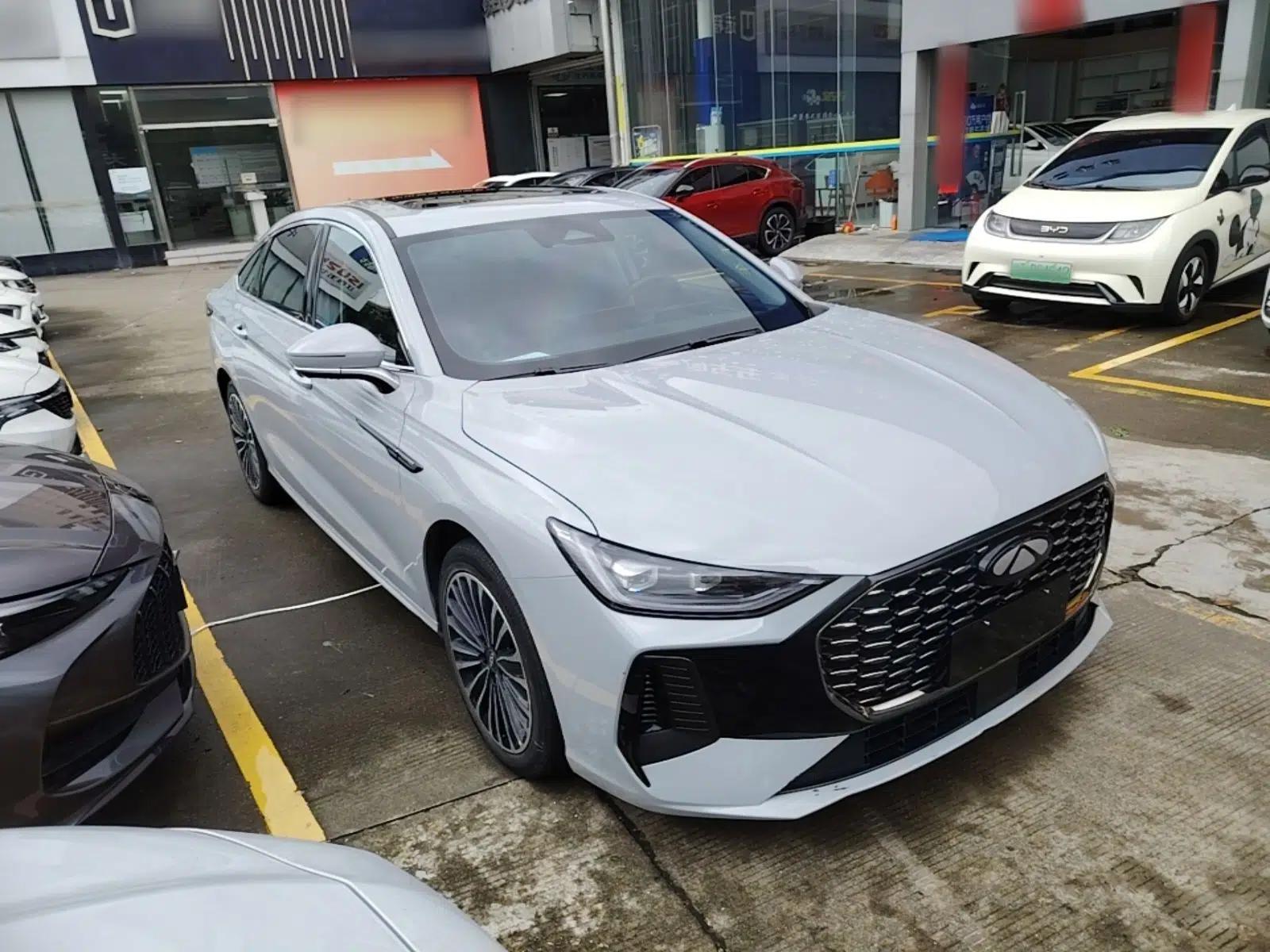 Chery Fengyun A8L 2025 1.5 TGDI 145 km Luxury Version — миниатюра 3