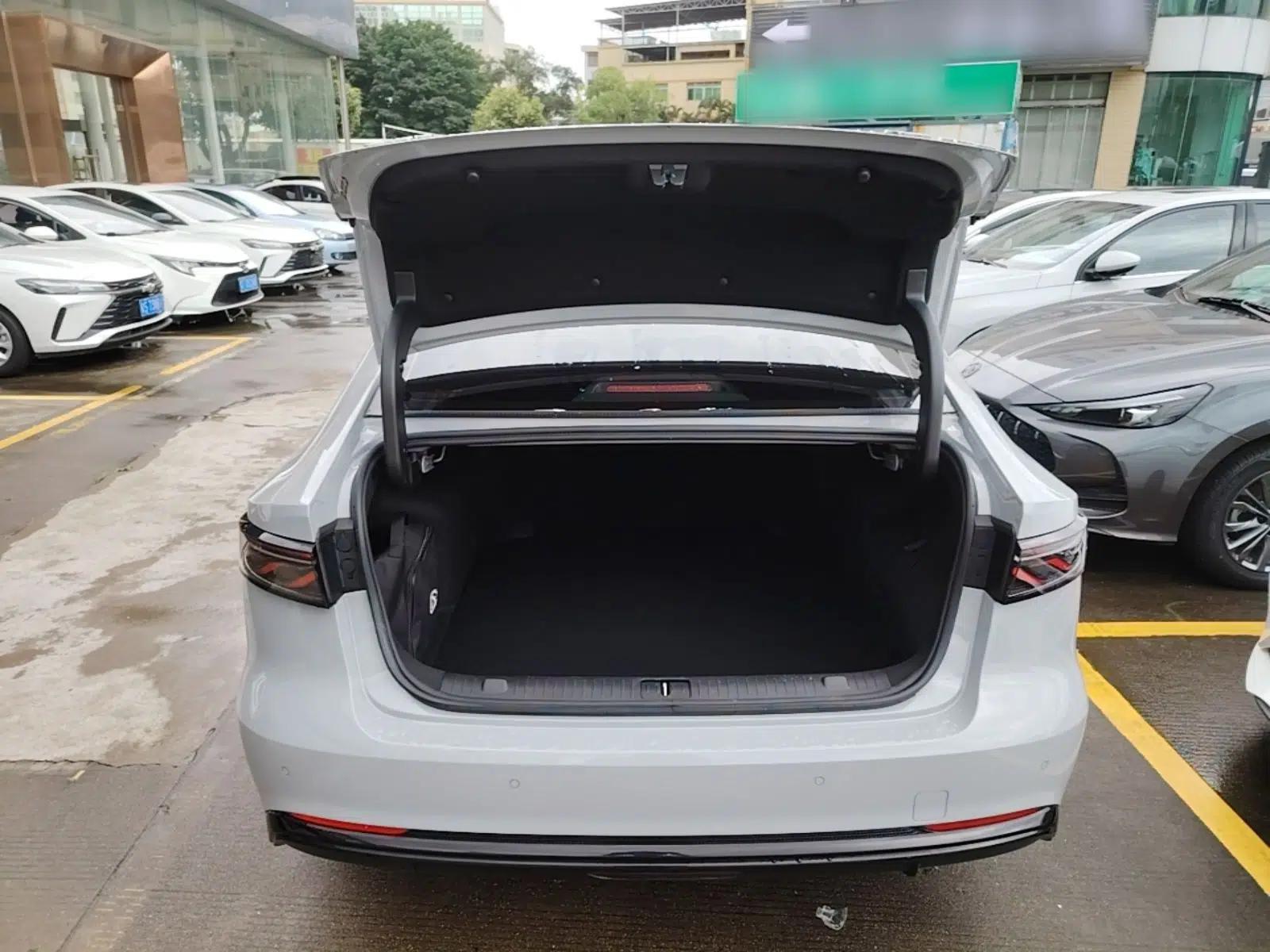 Chery Fengyun A8L 2025 1.5 TGDI 145 km Luxury Version — миниатюра 22