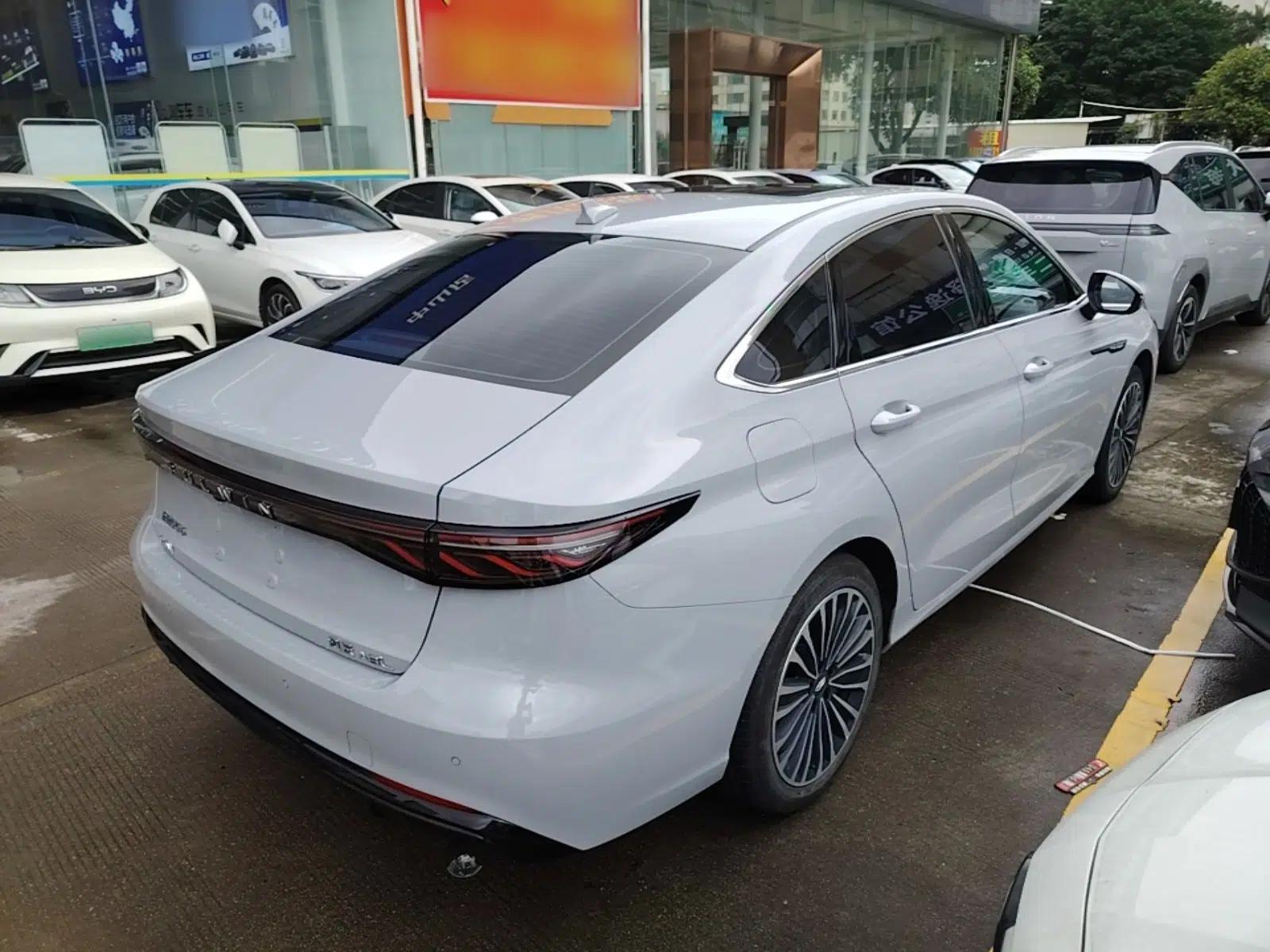 Chery Fengyun A8L 2025 1.5 TGDI 145 km Luxury Version — миниатюра 6