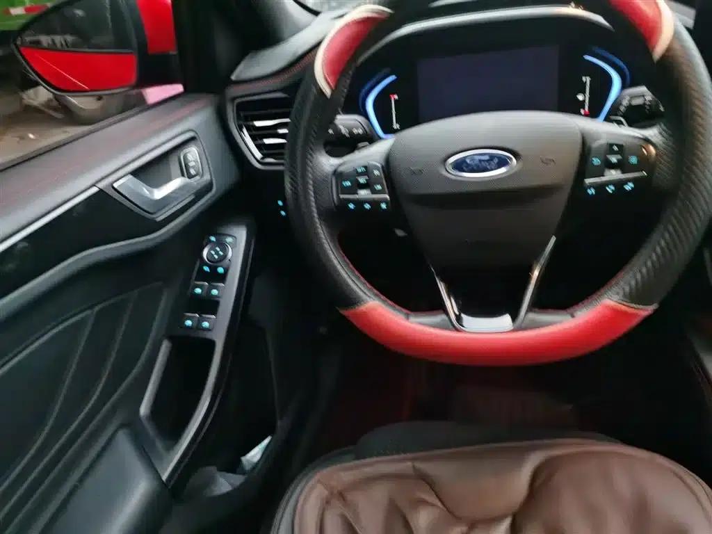 2021 Ford Focus Hatchback EcoBoost 180 Automatic ST Line — миниатюра 3