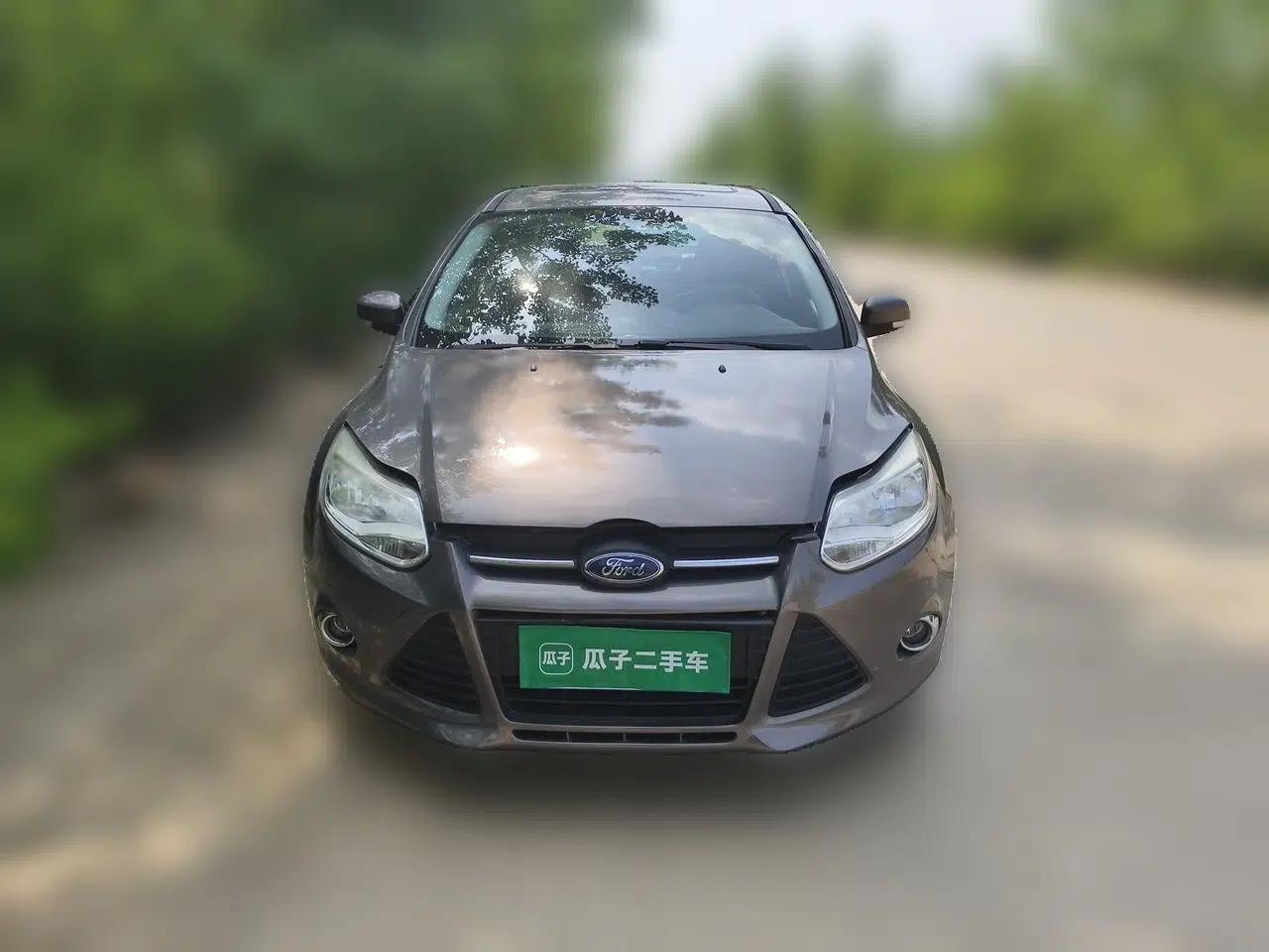 Ford Focus 2012 Sedan 1.6L Automatic Fashion Edition — миниатюра 2