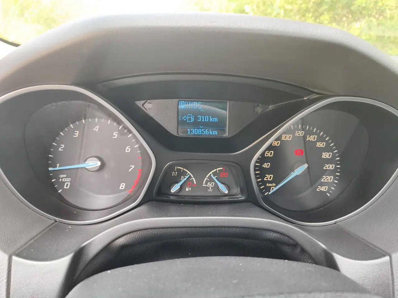Ford Focus 2012 Sedan 1.6L Automatic Fashion Edition — миниатюра 11