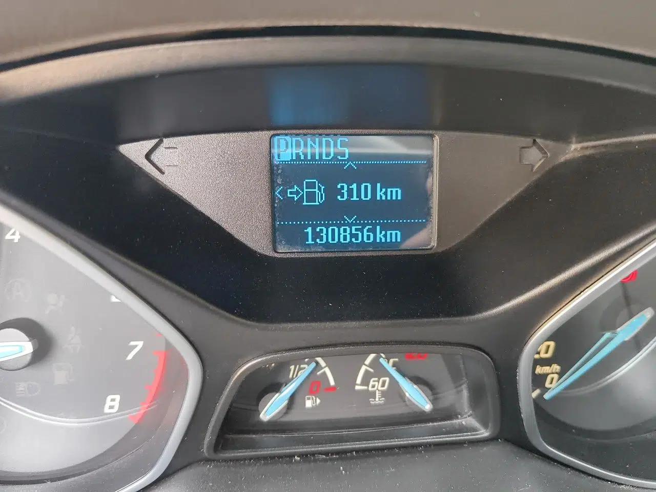 Ford Focus 2012 Sedan 1.6L Automatic Fashion Edition — миниатюра 12