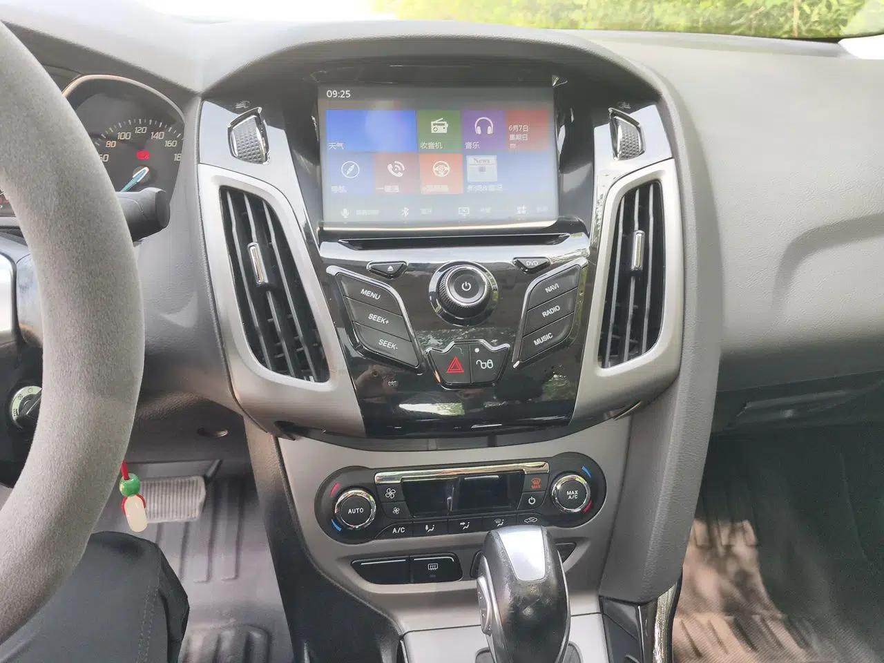 Ford Focus 2012 Sedan 1.6L Automatic Fashion Edition — миниатюра 13