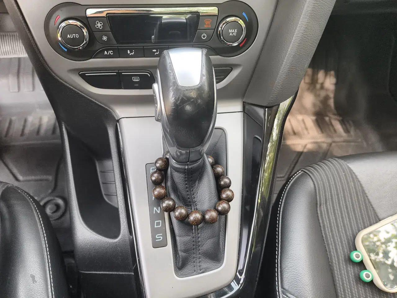 Ford Focus 2012 Sedan 1.6L Automatic Fashion Edition — миниатюра 14
