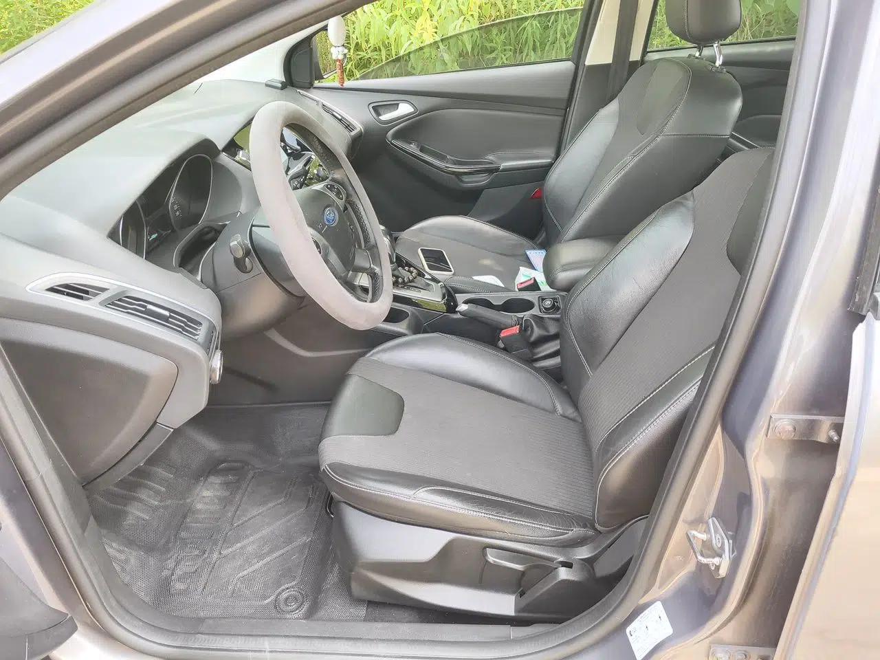 Ford Focus 2012 Sedan 1.6L Automatic Fashion Edition — миниатюра 15