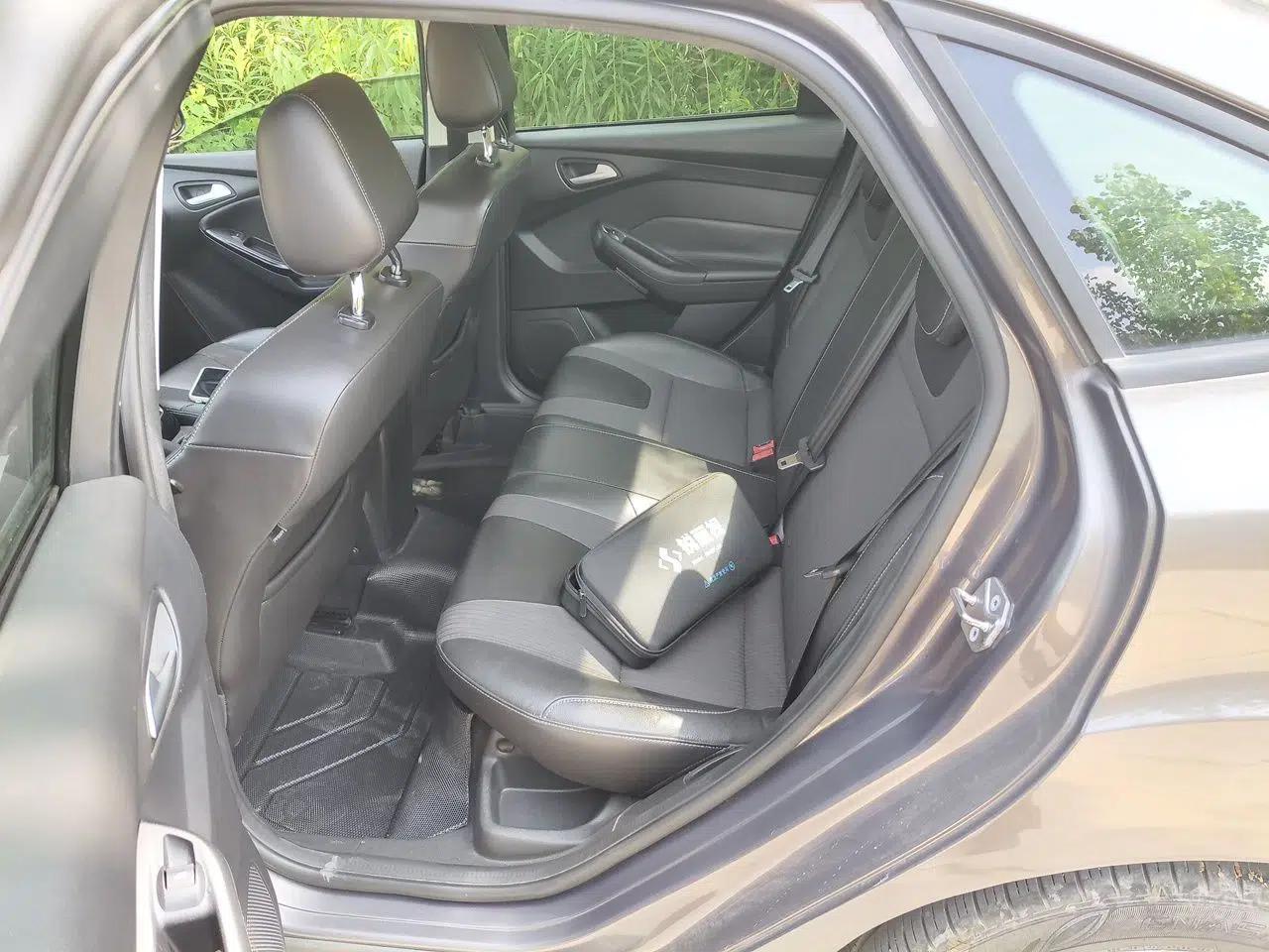 Ford Focus 2012 Sedan 1.6L Automatic Fashion Edition — миниатюра 17