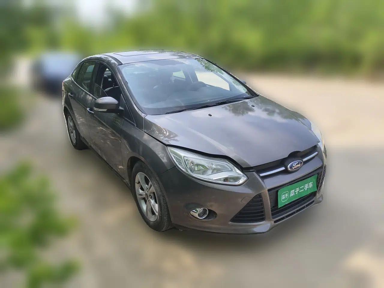 Ford Focus 2012 Sedan 1.6L Automatic Fashion Edition — миниатюра 3