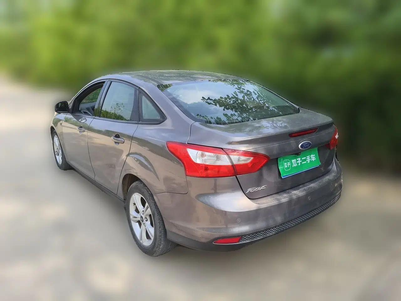 Ford Focus 2012 Sedan 1.6L Automatic Fashion Edition — миниатюра 4