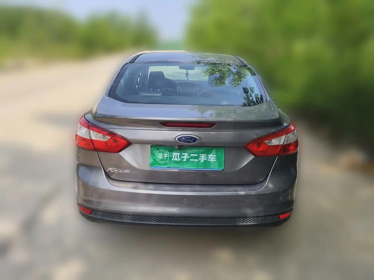Ford Focus 2012 Sedan 1.6L Automatic Fashion Edition — миниатюра 5