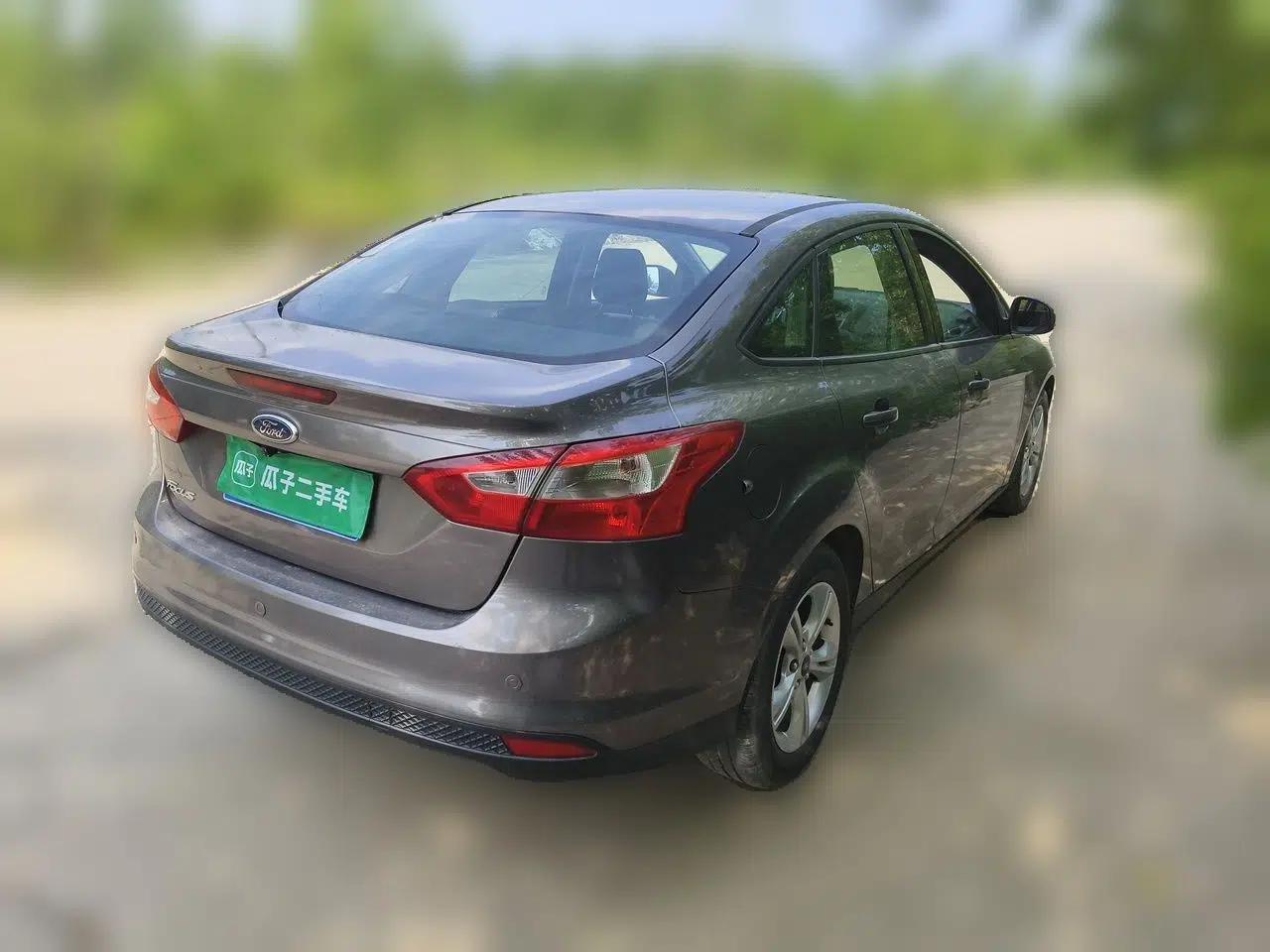 Ford Focus 2012 Sedan 1.6L Automatic Fashion Edition — миниатюра 6