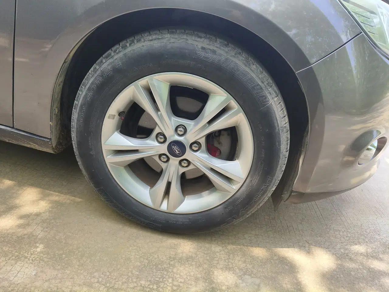 Ford Focus 2012 Sedan 1.6L Automatic Fashion Edition — миниатюра 8