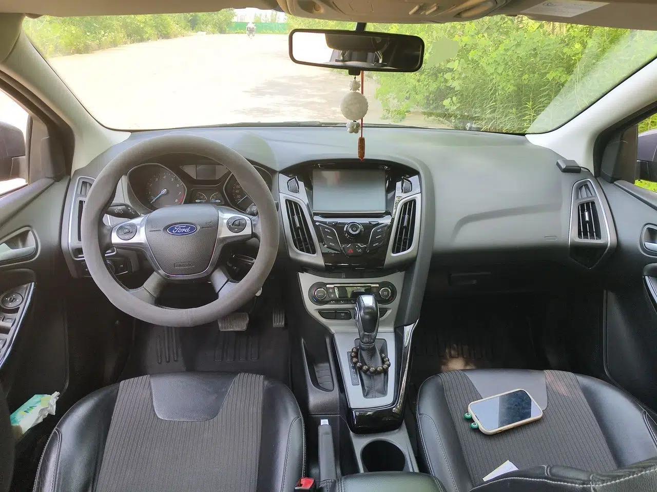 Ford Focus 2012 Sedan 1.6L Automatic Fashion Edition — миниатюра 9