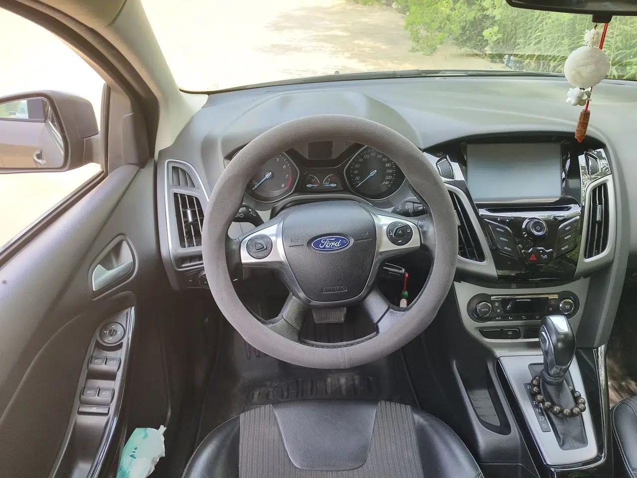 Ford Focus 2012 Sedan 1.6L Automatic Fashion Edition — миниатюра 10