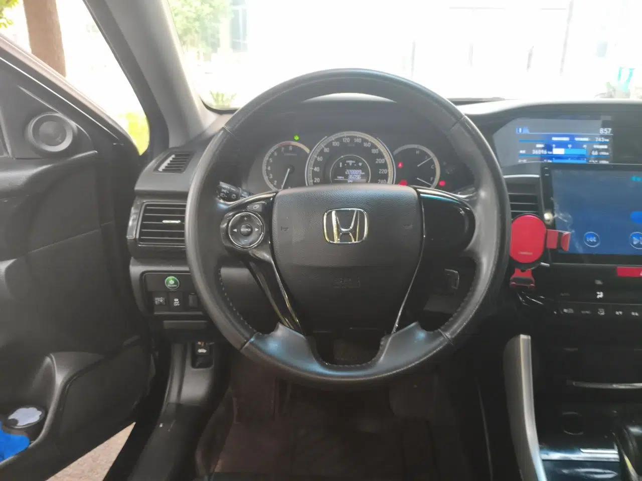 Honda Accord 2016 2.0L Elite Edition — миниатюра 10