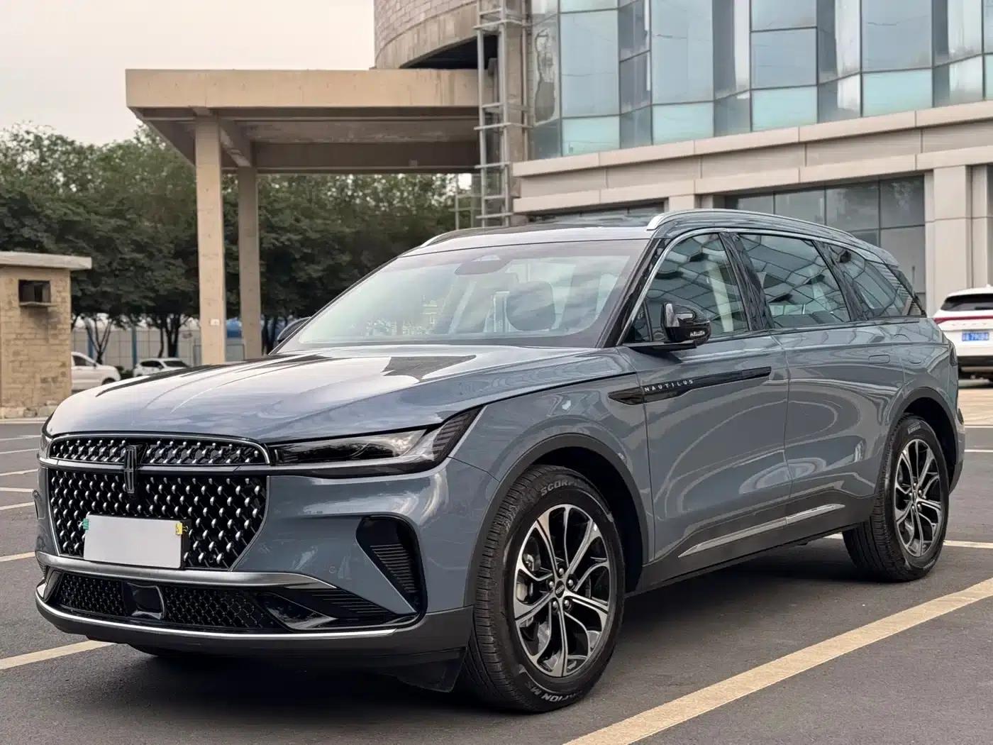 Navigator 2025 2.0T AWD Premium Edition — миниатюра 1