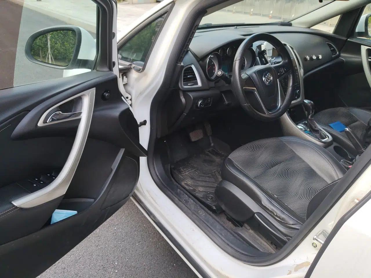 Buick GT 2010 XT 1.8L Automatic Fashion Edition — миниатюра 16